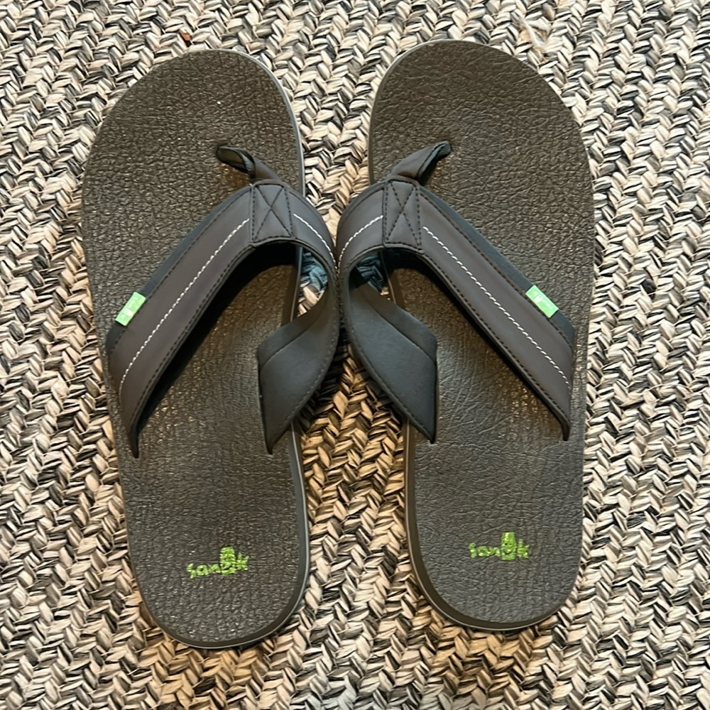 NWOT Sanuk flip flops